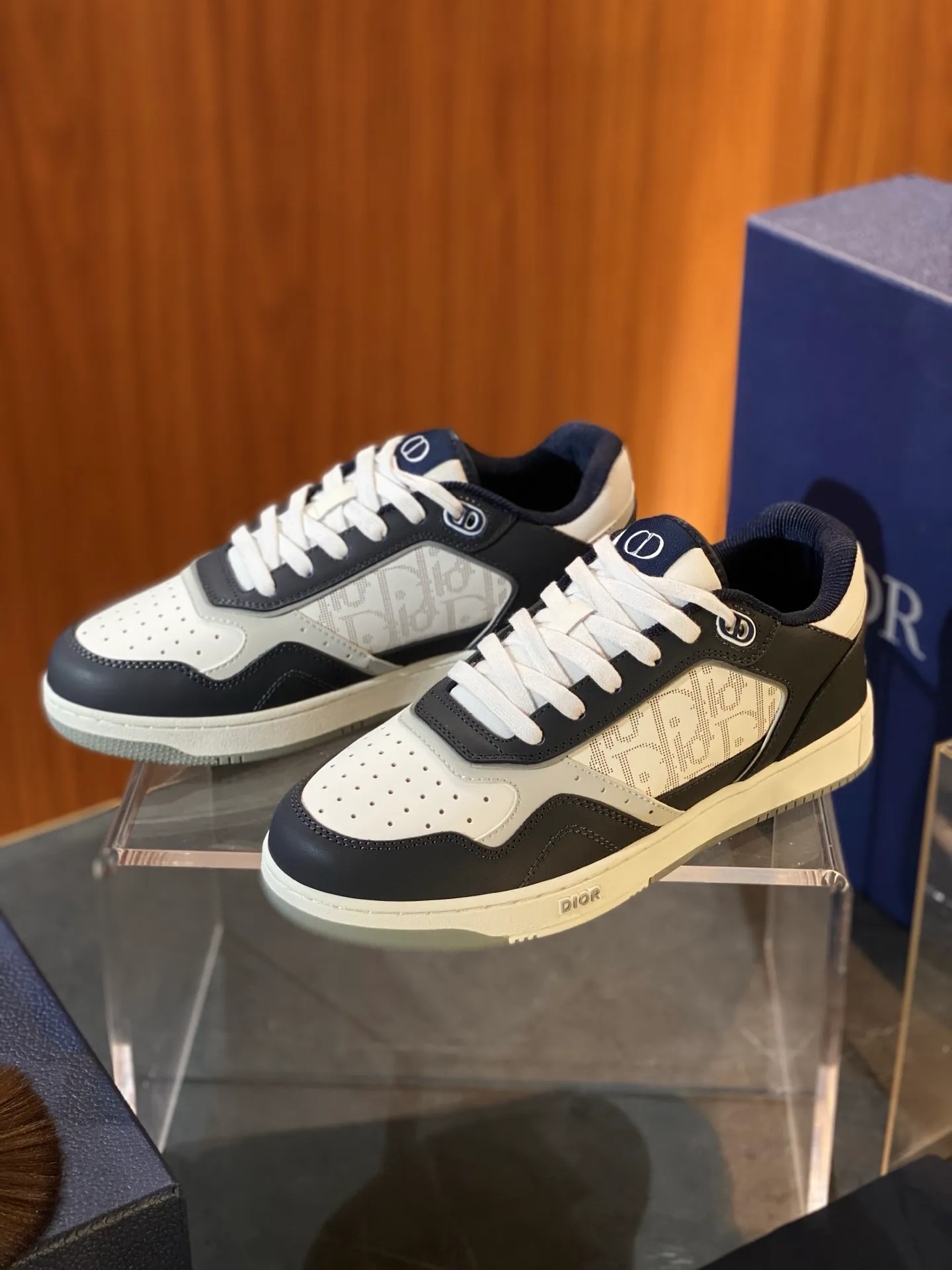 💰780 Dior | New B27 styles for men and women ♞size; women 35~40 men 38~47 DIOR AND HYLTON NEL B27 Uptown The best and most eye-catching Dior is B27, the combination is invincible. Versatile for daily use, no choice of combinations. B27 feels comfortable on the feet ~ If you like this kind of elegant and simple color matching, you must buy it